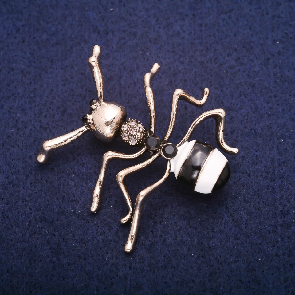 סיכת נמלה אמייל עם קריסטלים, מתכת זהובה 44×45 מ״מ