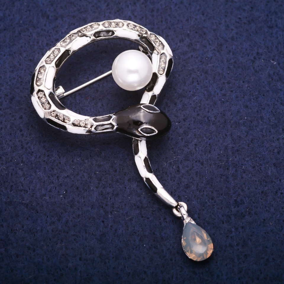 סיכת נחש עם אמייל וחרוז מרכזי וזירקונים אפורים, מתכת כסופה 37×53 מ״מ