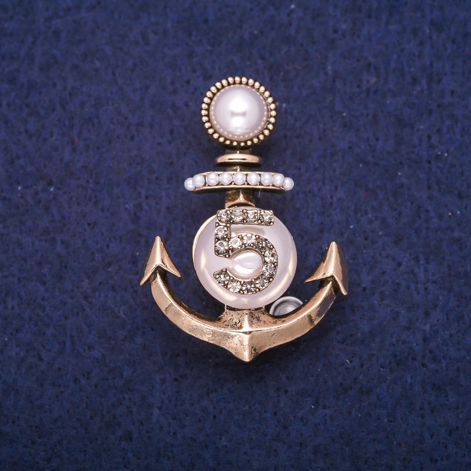 הנחה: סיכת עוגן עם חרוזים וזרקונים, מתכת בצבע זהב 28×39 מ״מ