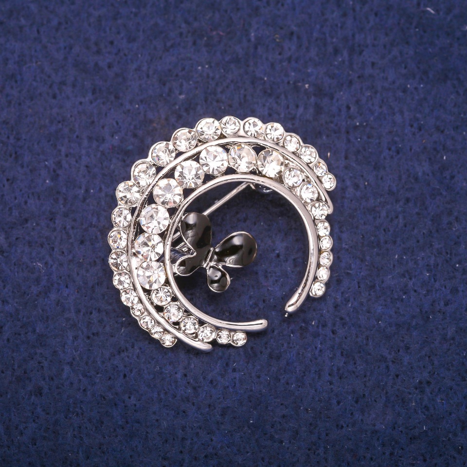 סיכת פרפר עם אמייל שחור וזירקונים לבנים, מתכת כסופה 32×34 מ״מ