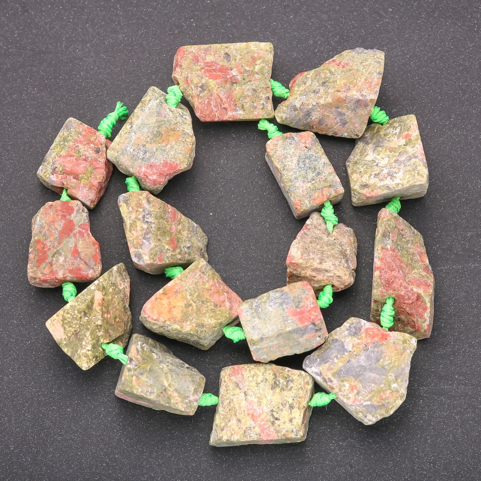 חרוזים מההליאודור הלא מעובד, על חוט, קוטר 20×26 מ״מ (±), אורך 42 ס״מ