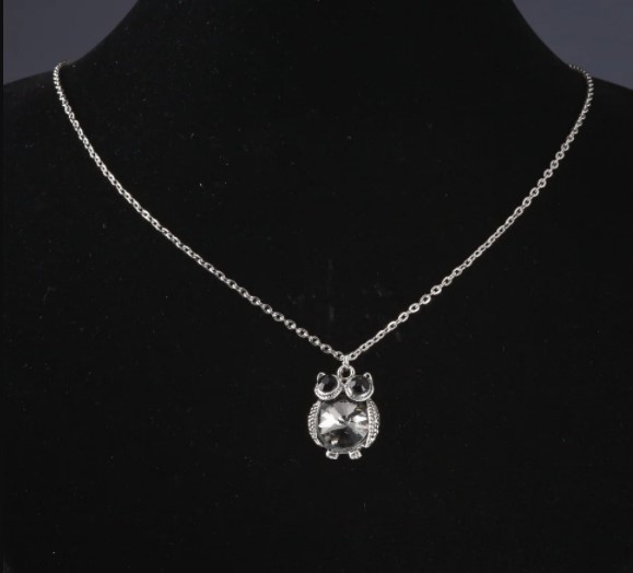 תליון על שרשרת ינשוף עם קריסטל אפור, אורך 52 ס״מ, קוטר 2.5 ס״מ