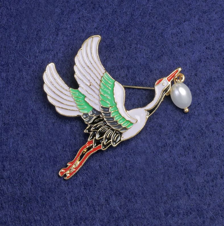 סיכת חסידה אמייל 50×33 מ״מ מתכת זהובה