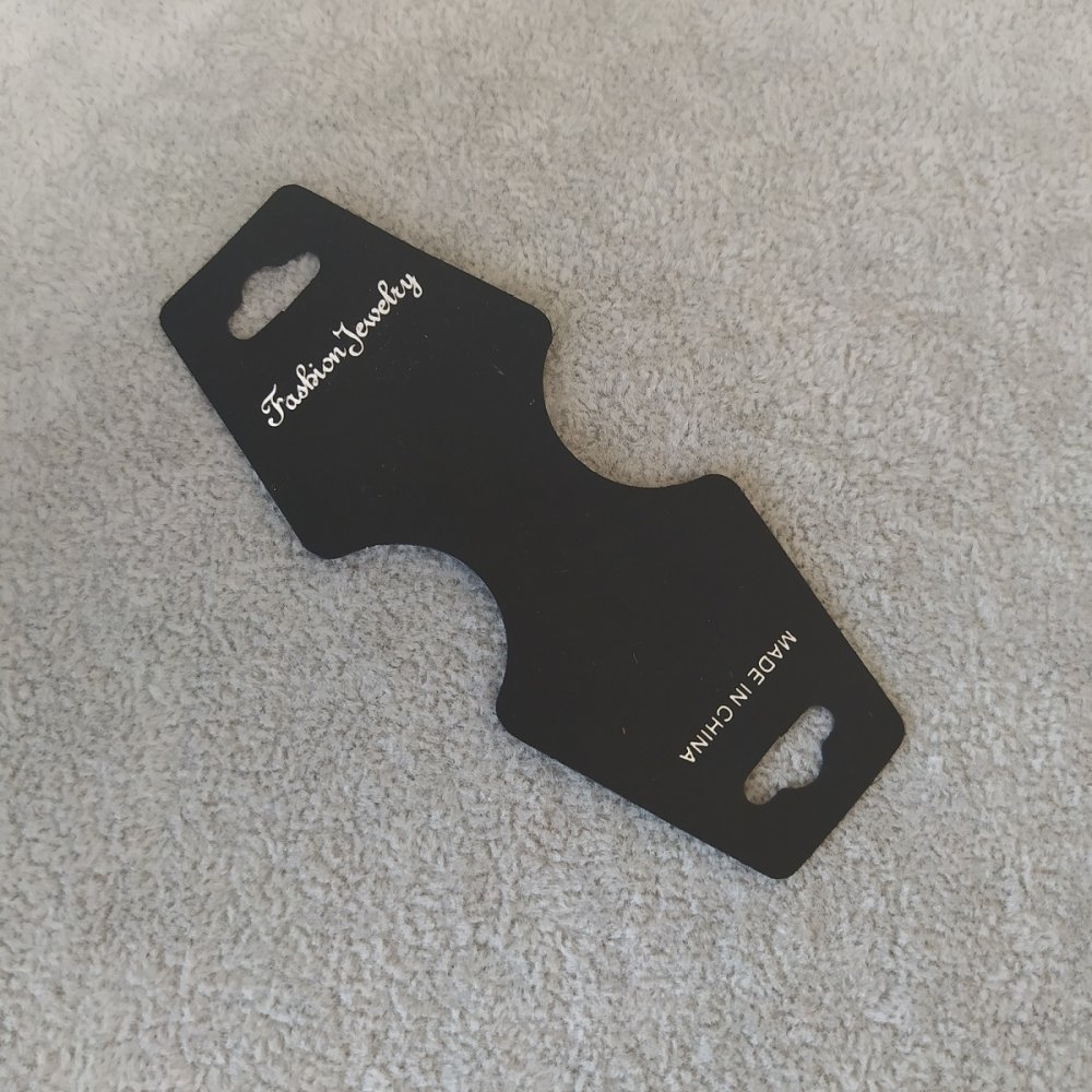 מתקן תצוגה לתכשיטים שחור 4×10 ס״מ מפלסטיק 200 יח' באריזה