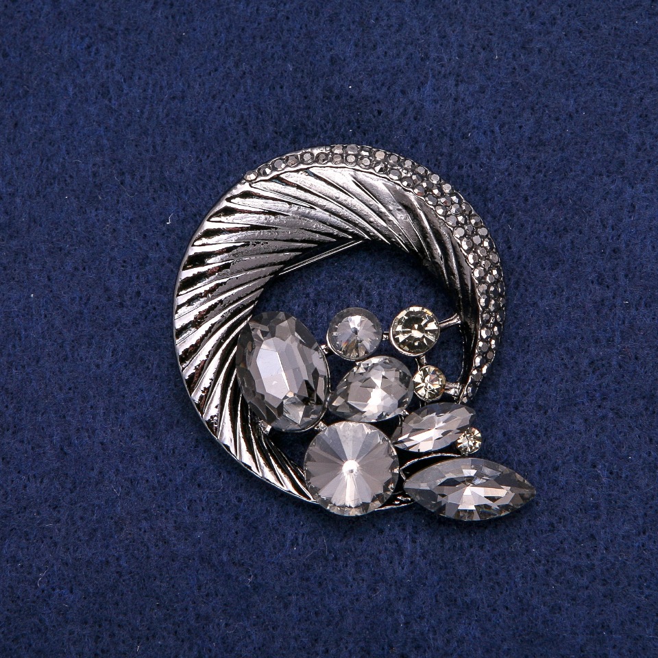 סיכת תכשיט מעגלית עם סטראזים, משולבת בתצורה יפה, מתכת כהה 45×50 מ״מ