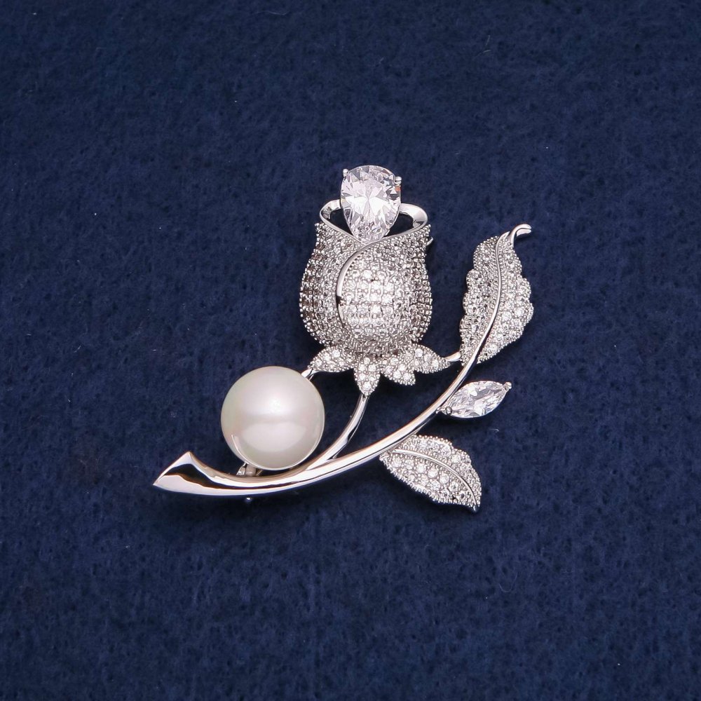 סיכת ורד עם קריסטלים לבנים וחרוז מרכזי 47×36 מ״מ, מתכת כסופה