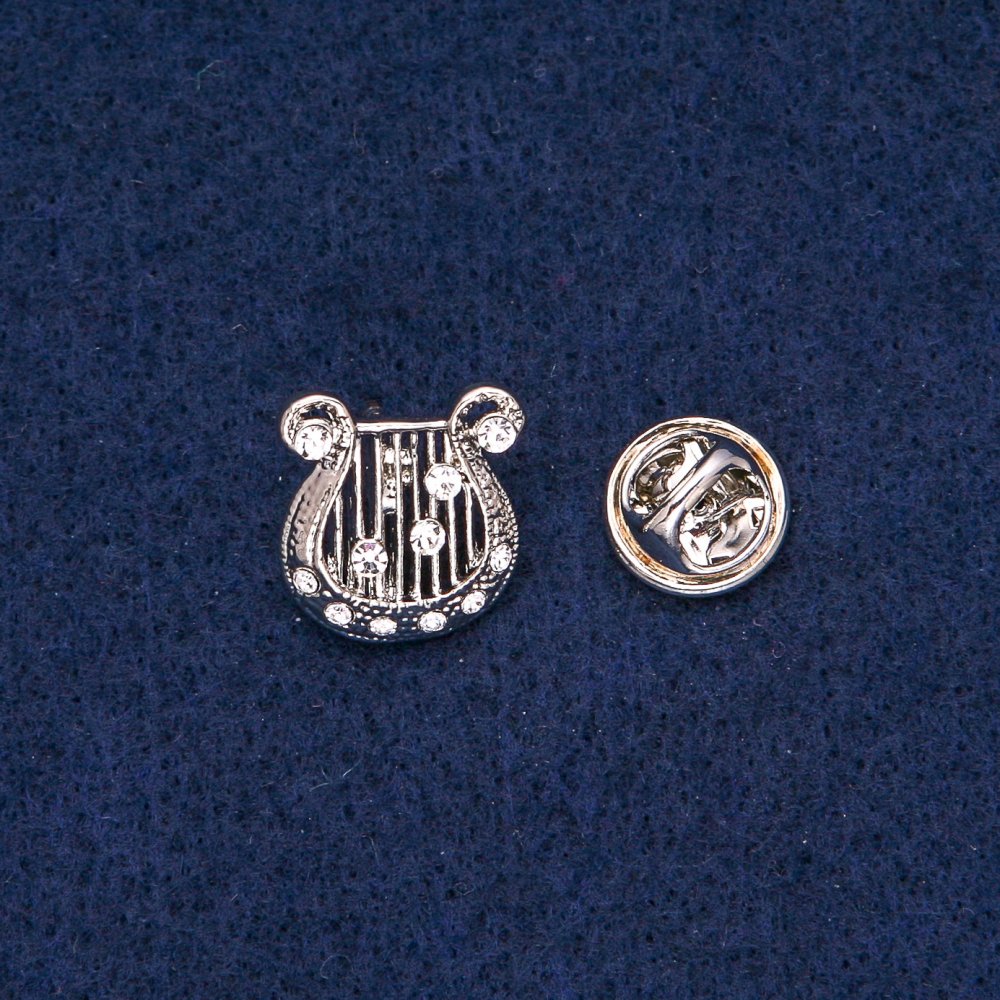 סיכת הלירה עם אבני סטרז לבנות, מתכת כסופה 17×15 מ״מ +