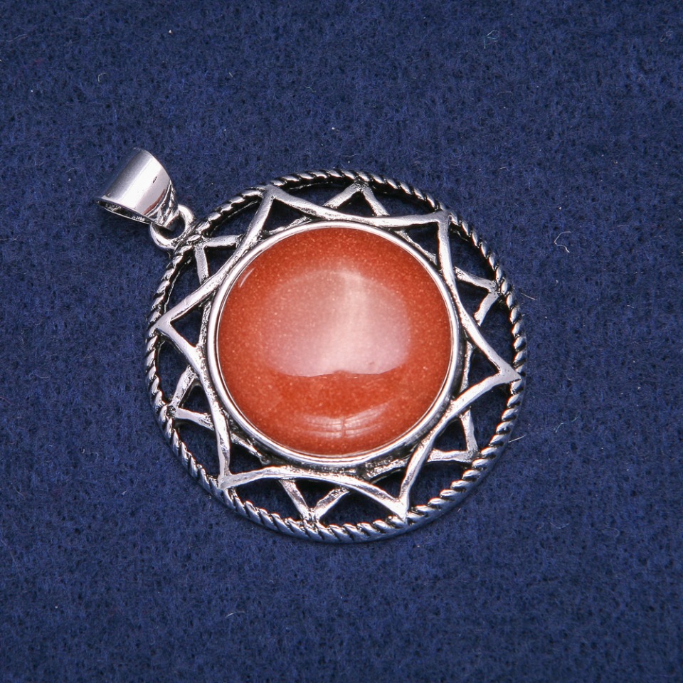 תליון עם אבן אבנטורין חול זהוב במסגרת בסגנון עתיק 40×46 מ״מ