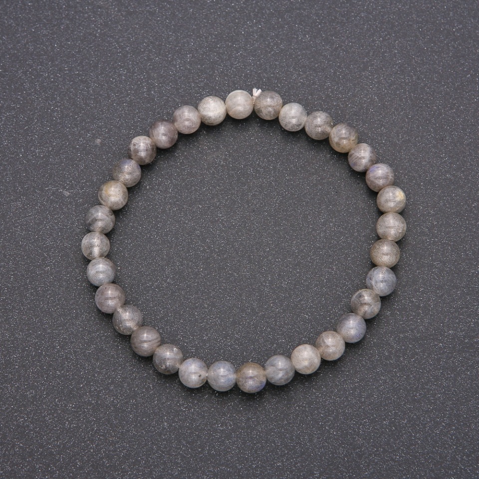 צמיד לאברדרייט טבעי על גומי אלסטי, כדור חלק בקוטר כ-6 מ״מ, אורך 18 ס״מ