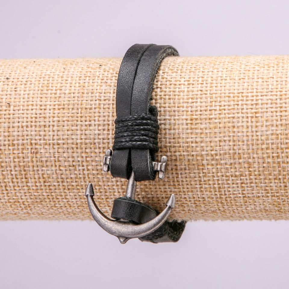 צמיד עוגן עם תוספות מתכת, אורך 21 ס"מ, עובי 10 מ"מ עור אקולוגי בצבע שחור