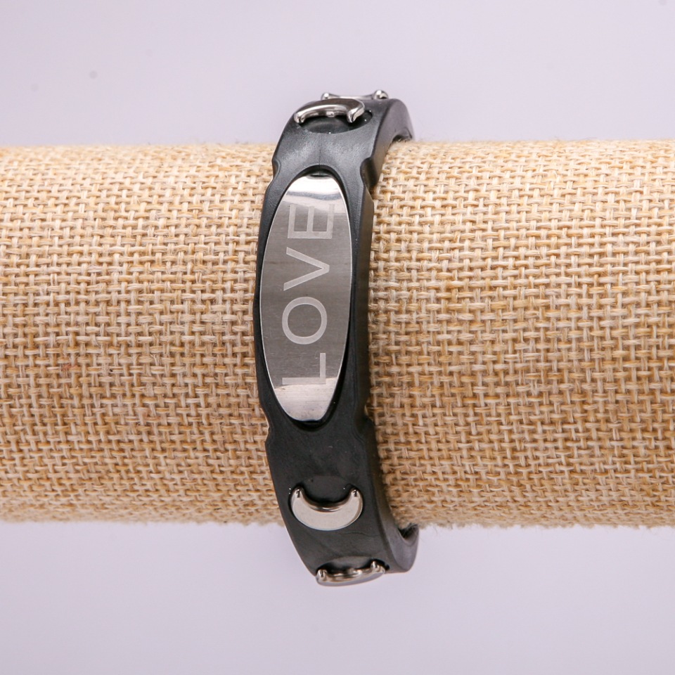 צמיד גומי עם תוספות מתכתיות, אורך 21 ס"מ, עובי 15 מ"מ, צבע שחור, עם סוגר