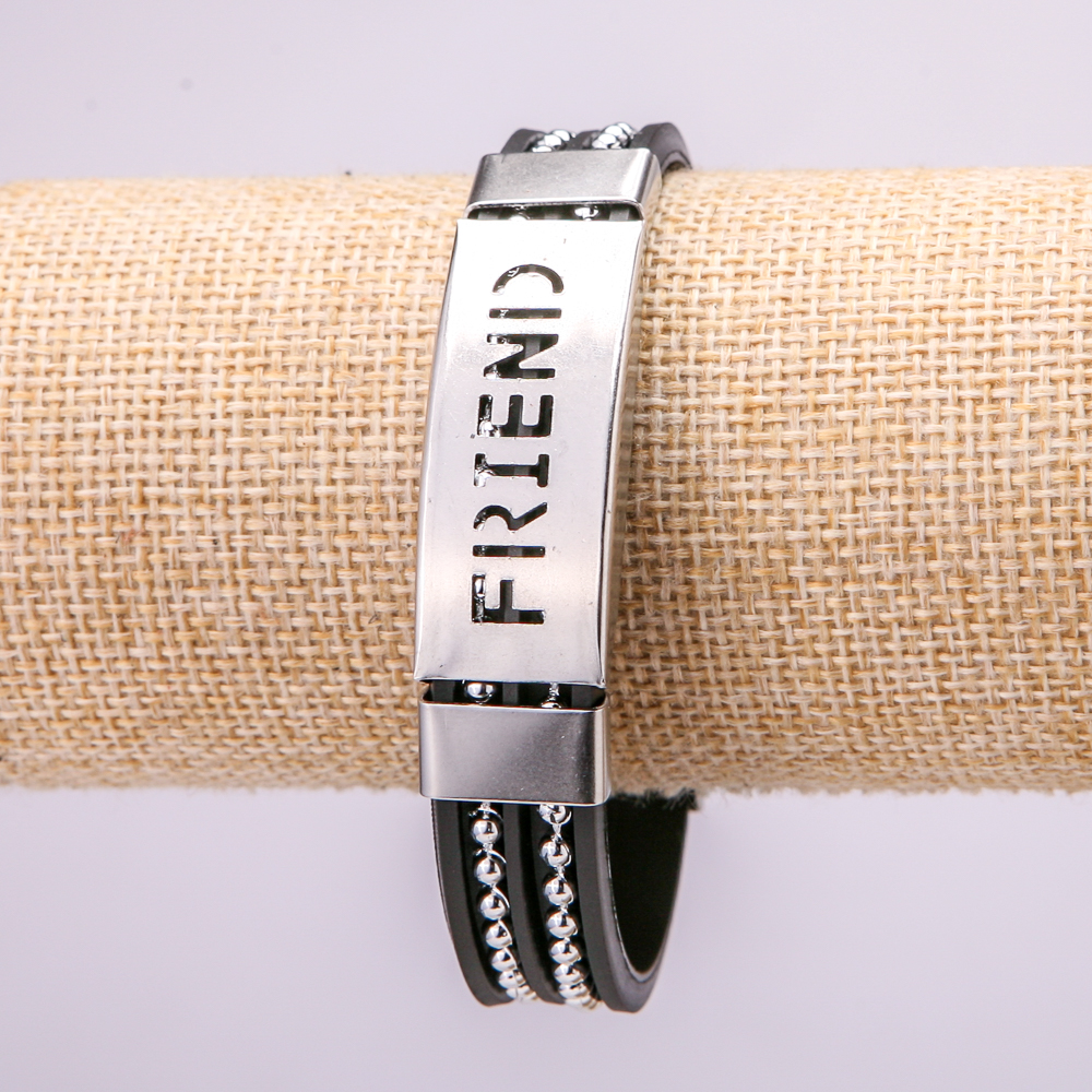 צמיד עם חלקים מתכתיים, אורך 21 ס״מ, עובי 15 מ״מ, גומי בצבע שחור, עם סוגר