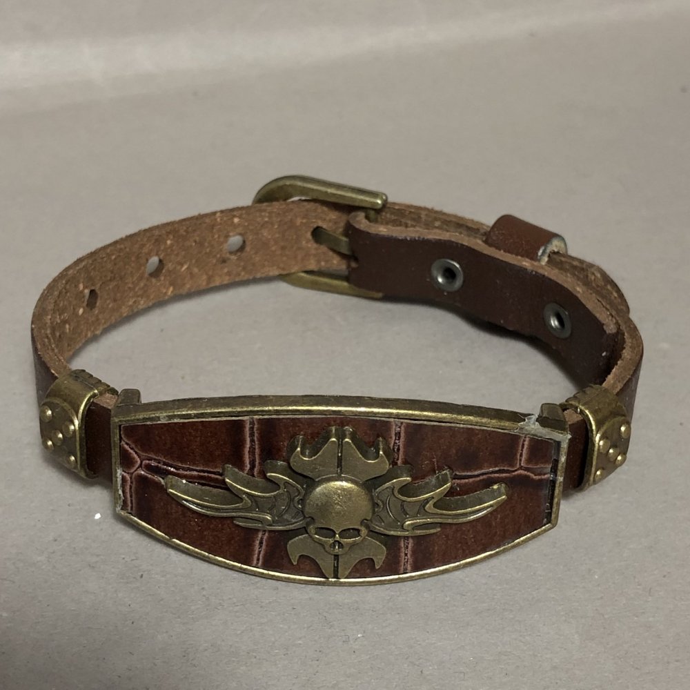 צמיד עם תוספות מתכתיות, אורך 16–24 ס"מ, עובי 20 מ"מ, עור אקולוגי בצבע חום על הרצועה