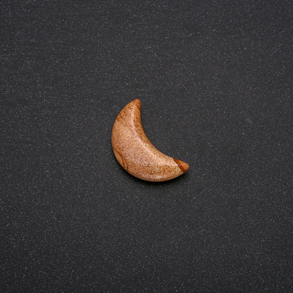 אבן מזכרת ג'ספר נופי בצורת הירח 16×30×8(±)mm