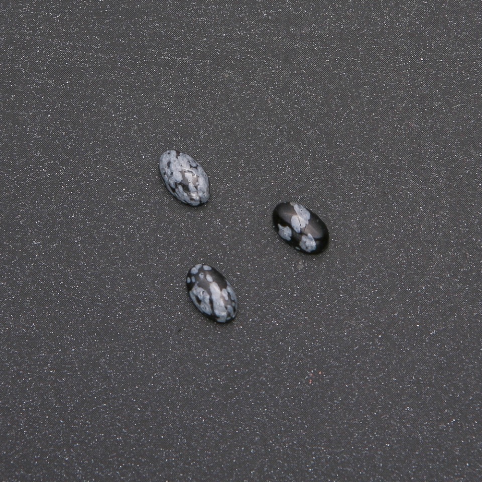 קאבושון מאבן אובסידיאן שלגי «דמעות האפאצ'י» 8×5 מ״מ