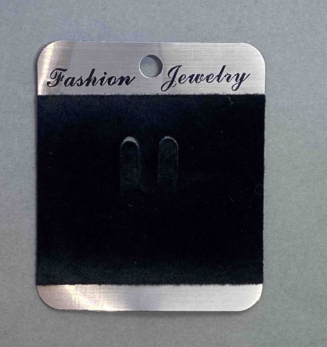 פלטה לתצוגה לסיכות – קטיפה שחורה 7×6 ס״מ, בסיס פלסטי שחור, 100 יחידות