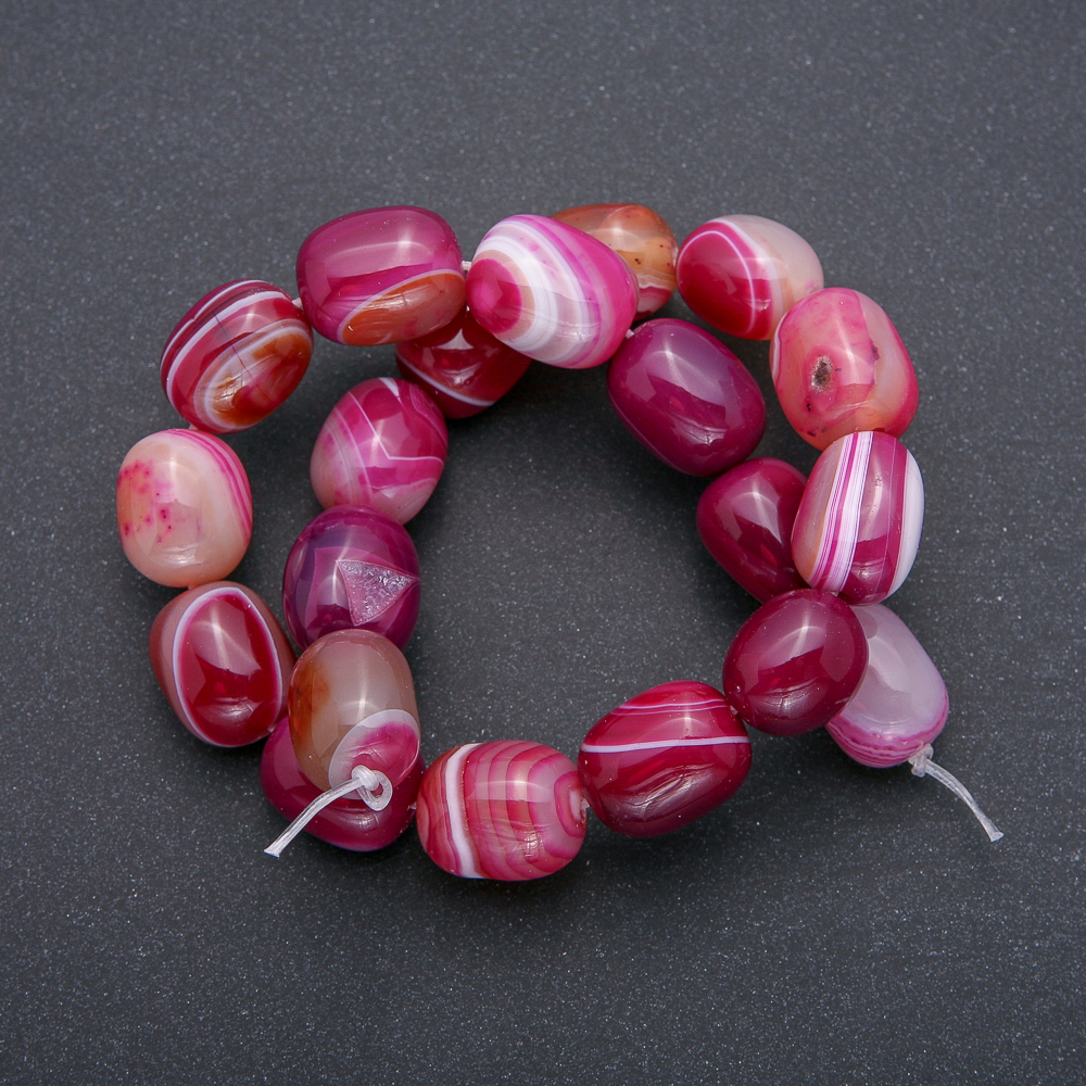 חרוזים על חוט מאבן טבעית אגאט אדום-פטל בצורת לוח מלוטש, ממדים 20×15 מ״מ, אורך 38 ס״מ (+ -)