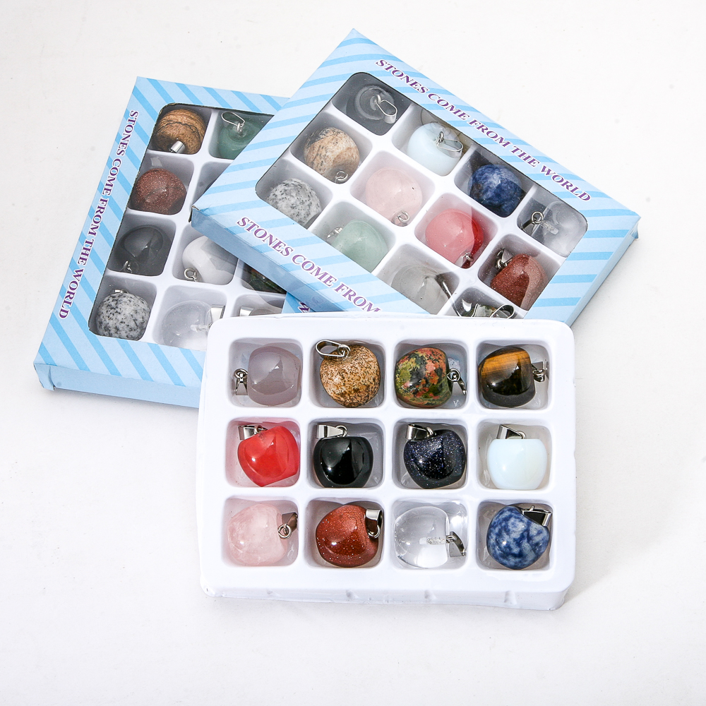 סט תליונים «תפוחים מרעננים» עם 12 פריטים מאבני טבע שונות, מגוון 1, בגודל 7×2 ס"מ