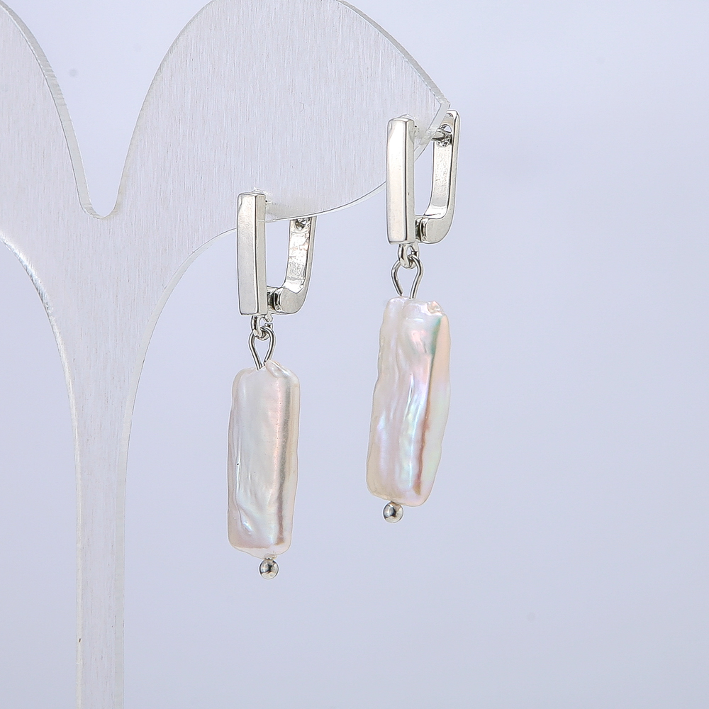 עגילים מפנינים ברוקוקיות טבעיות, קוטר 17×10 מ״מ, אורך 37 מ״מ +- עם ברק בגוון בנזין