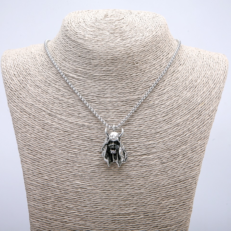 תליון «שֵׁד» 35×24 מ״מ על שרשרת, אורך 70 ס״מ מתכת כסףית