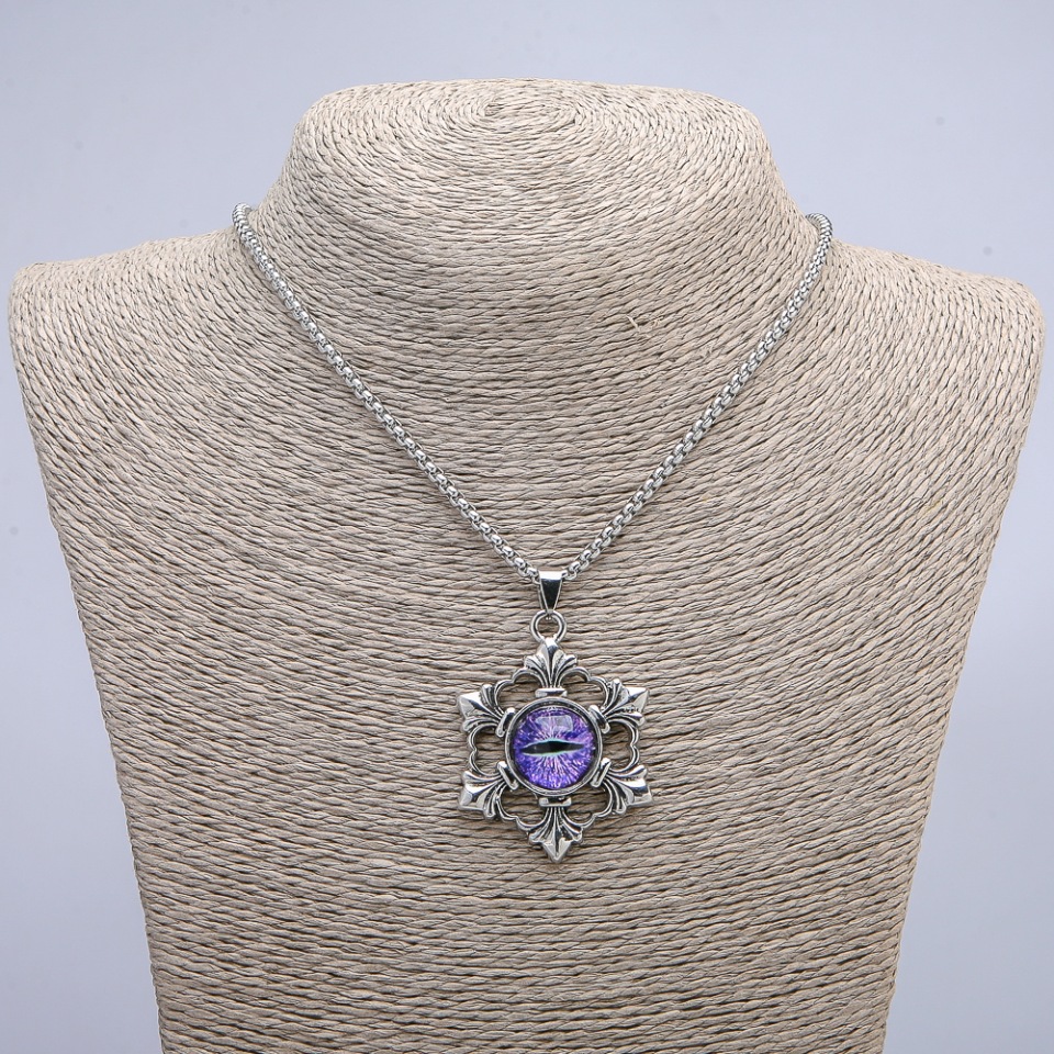 תליון «עין הדרקון במסגרת» 50×35 מ״מ על שרשרת, אורך כ-70 ס״מ ± מתכת כסופה