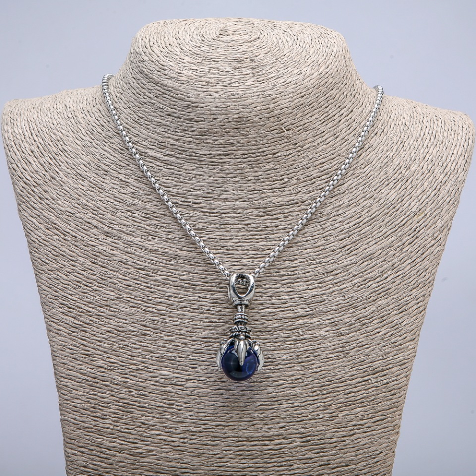 תליון «כף עם כדור» 45×20 מ״מ על שרשרת, אורך כ-70 ס״מ +/- מתכת כסופה