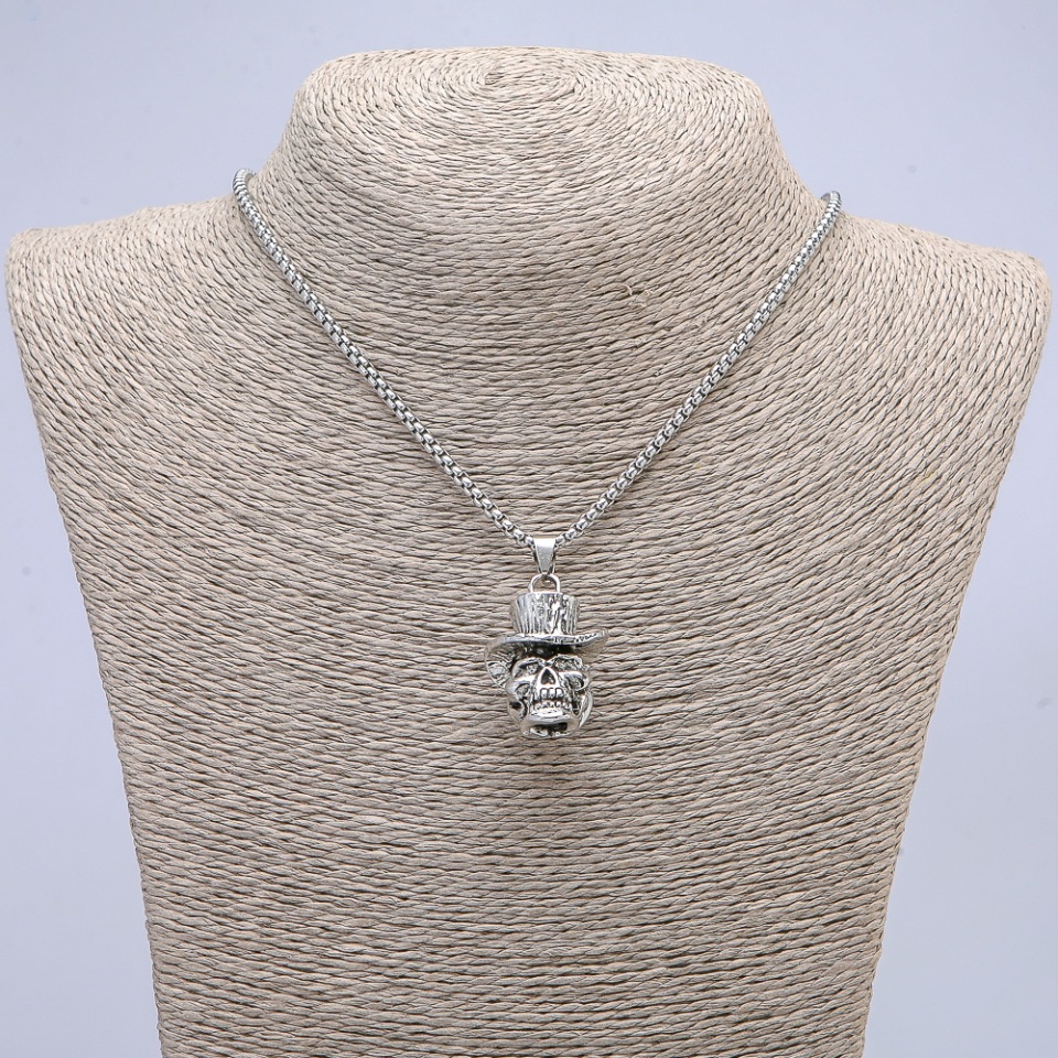 תליון «גולגולת בכובע» 40×16 מ״מ על שרשרת, אורך 65 ס״מ, צבע המתכת כסף