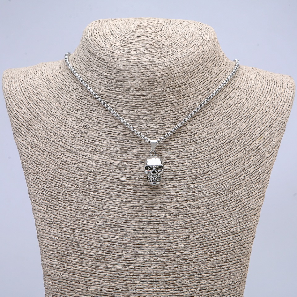 תליון גולגולת 25×10 מ״מ על שרשרת, אורך 65 ס״מ צבע המתכת כסוף