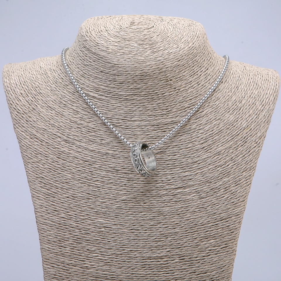 תליון-טבעת 24×8 מ״מ על שרשרת, אורך 70 ס״מ +- מתכת כסופה