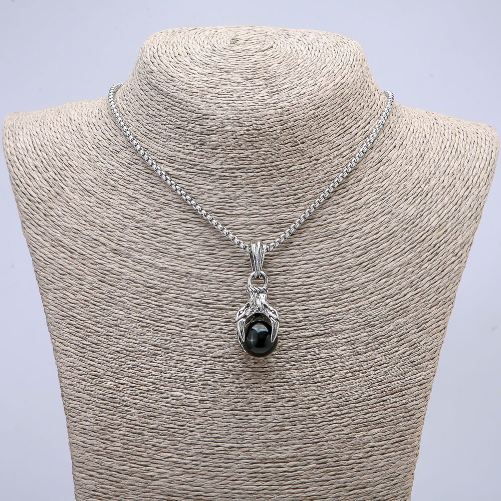 תליון «כף עם כדור» 45×15 מ״מ + - על שרשרת, אורך 70 ס״מ + - מתכת כסף