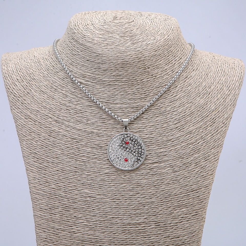 תליון «יין-יאנג» עם זרקונים 40×30 מ״מ על שרשרת, אורך כ-70 ס״מ + - מתכת בצבע כסף