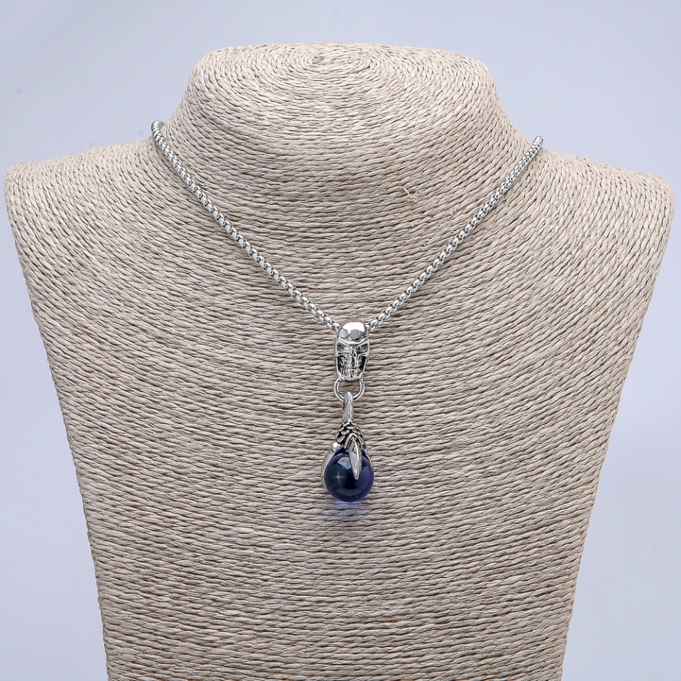 תליון «כף עם כדור וגולגולת» כחול 50x16 מ״מ + - על שרשרת, אורך 70 ס״מ + - מתכת כסופה