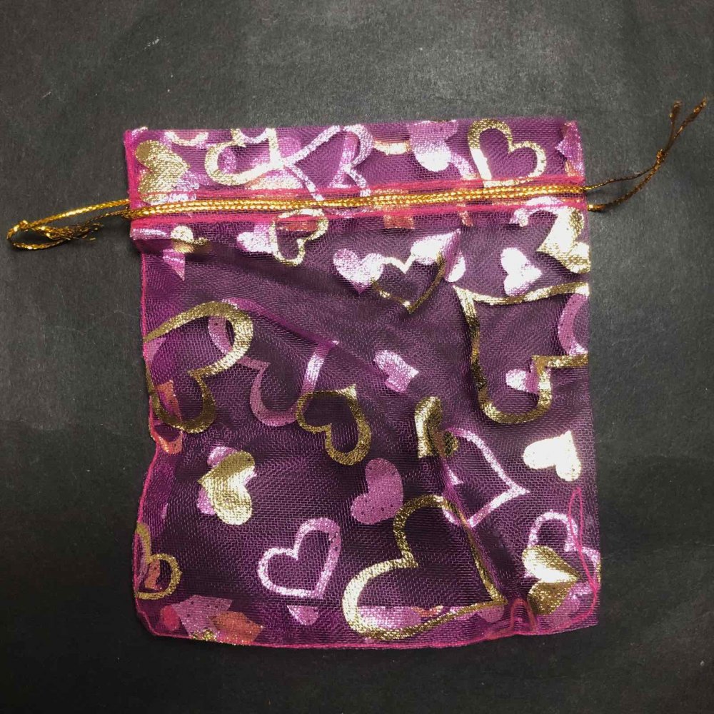 שקית מתנה מאורגנזה בצבע אדום פטל עם לבבות זהובים וחוטים 120×100 מ״מ + - 100 יחידות +