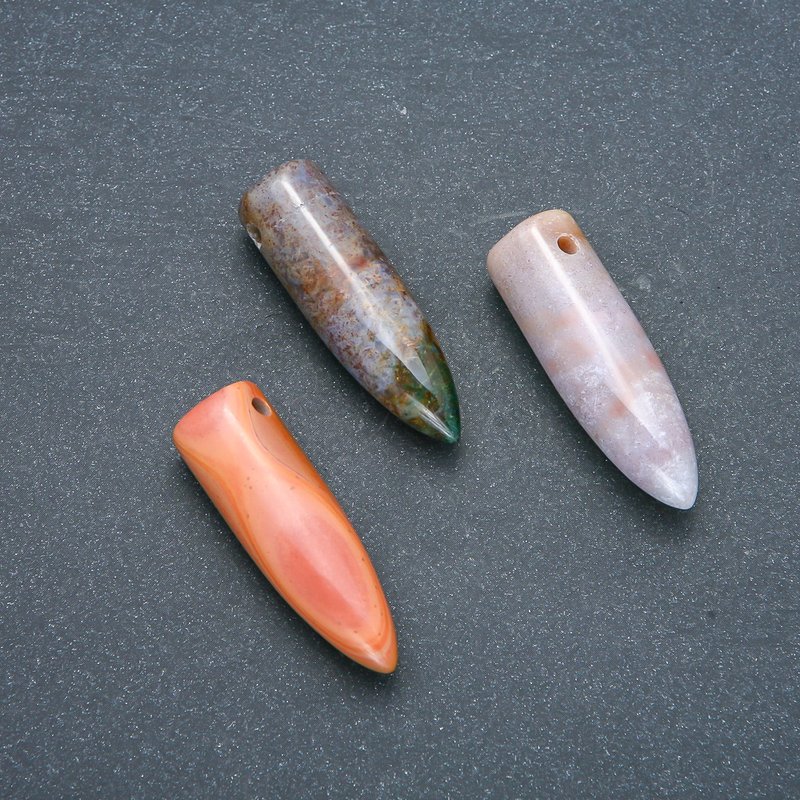 תליון כדור מאבן ג'ספר מגוון 13x40 מ"מ (+-)