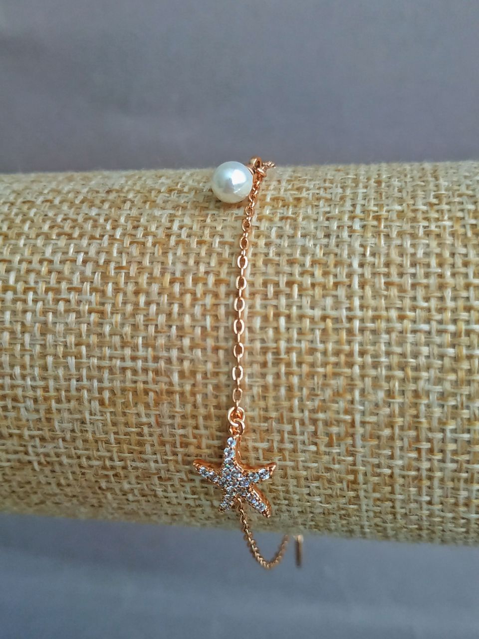 צמיד Xuping בזהב מצופה 18K עם אבני זירקונים לבנים וחרוז מרכזי, אורך 17–20 ס״מ, עובי 1.2 מ״מ +