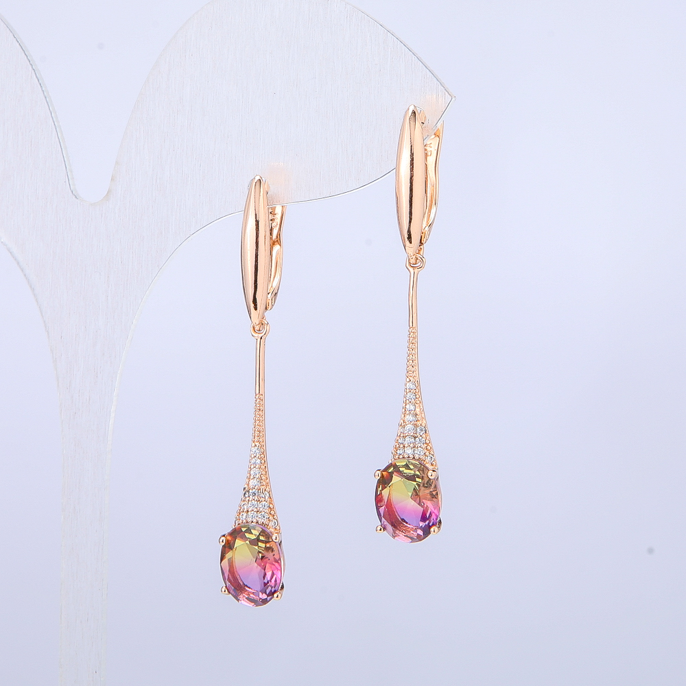 עגילים Xuping מצופים בזהב 18K עם קריסטלי סווארובסקי בצבע ירקרק-ורוד ואבני סטרז לבנים, אורך 46 מ״מ +