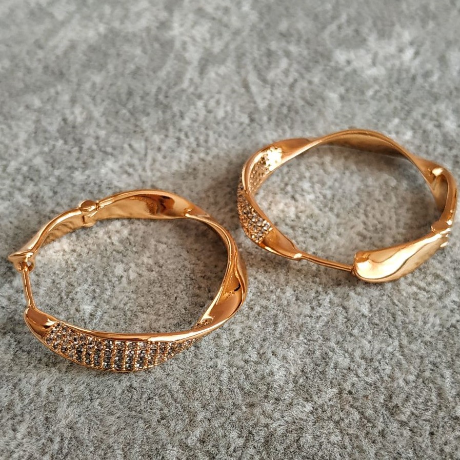 עגילי-חישוק Xuping בציפוי זהב 18K עם קריסטלים לבנים