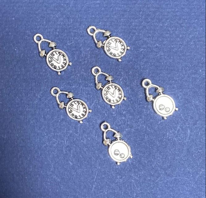 אביזרי תכשיטים תליון «שעון מעורר» צבע המתכת «כסף» מארז 20 גרם +/- 20 יחידות