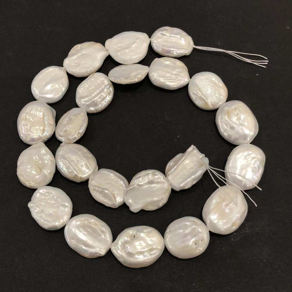 חוט פנינים ברוקוקו טבעיות, קוטר כל פנינה כ-19×15 מ״מ, אורך החוט – כ-40 ס״מ +/- עם ברק