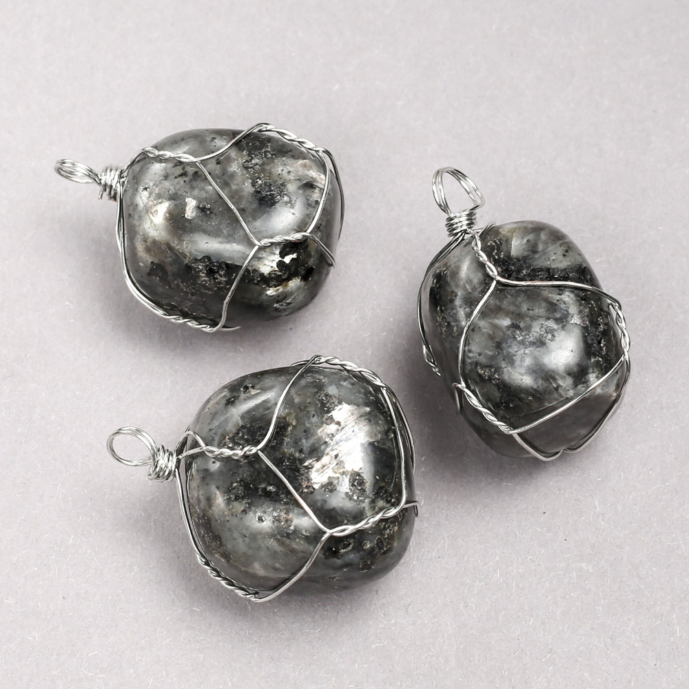 תליון לאברדרייט במעטפת כסף-כסופה, קוטר 35×20 מ״מ+