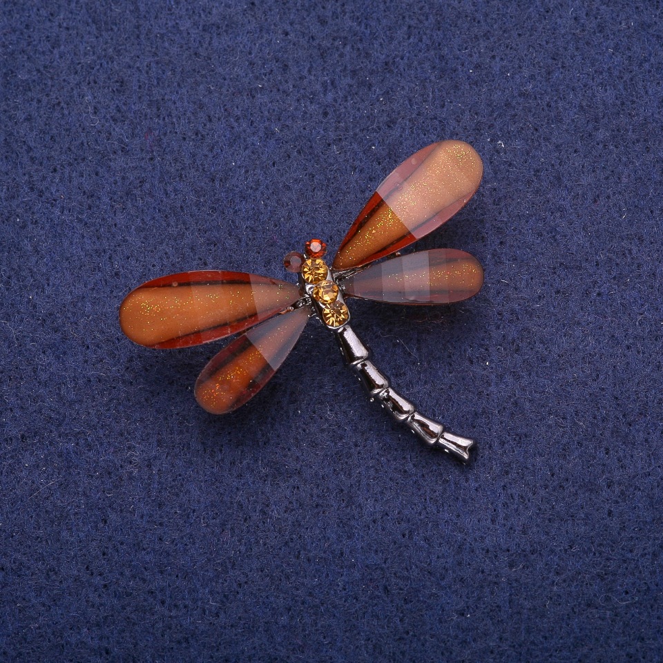 סיכת סטרקוזה עם קריסטלים חומים, מתכת כסופה 32×43 מ״מ