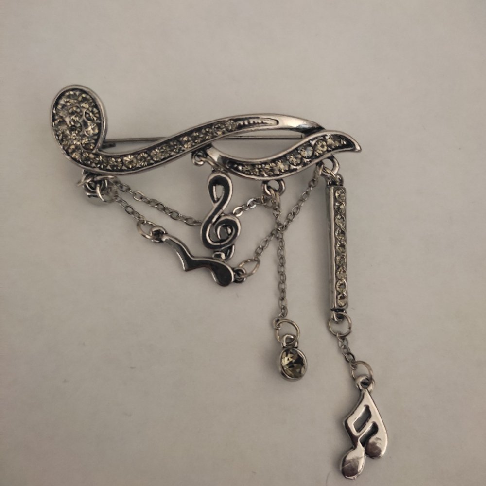 הוזלה: סיכה «תו עם תליות» מתכת כהה אפורה וקריסטלים 19×50 מ״מ +