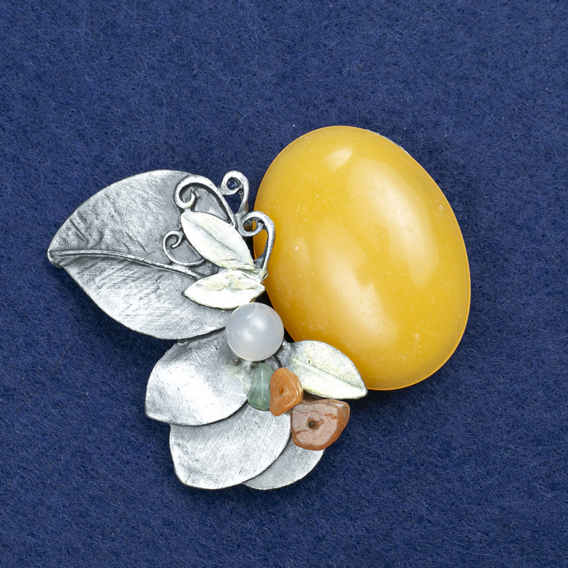 סיכת תכשיט «ענף עם ענבר» ואבנים מגוונות – מתכת כסופה 60×50 מ״מ +