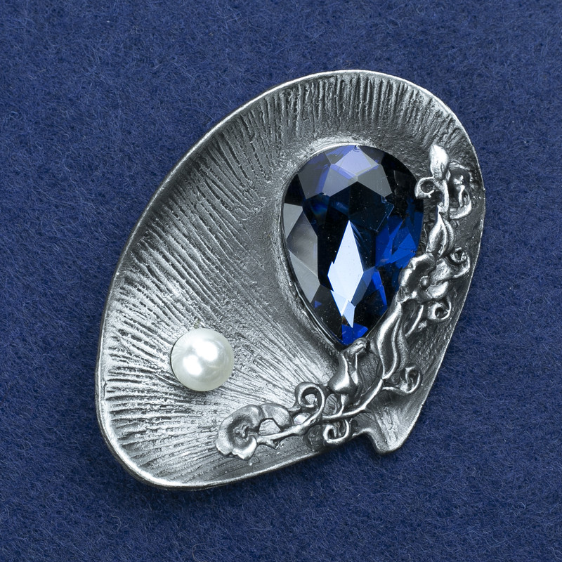 סיכת צדפת ים עם קריסטל וחרוז, מתכת כסופה 60×45 מ״מ +