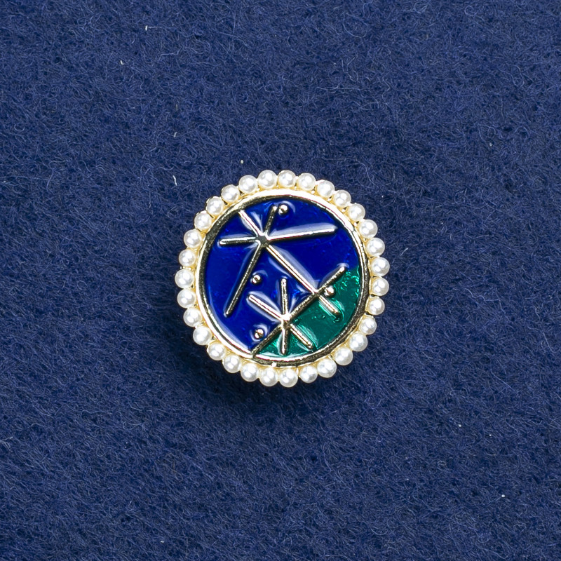 סיכת תכשיט «סוזירייה» מתכת זהובה, אמייל וחרוזים 18 מ״מ +