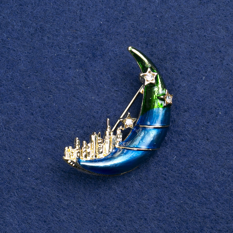 סיכת חזה «ירח» בזהוב עם אמייל וזירקונים 37×28 מ״מ +