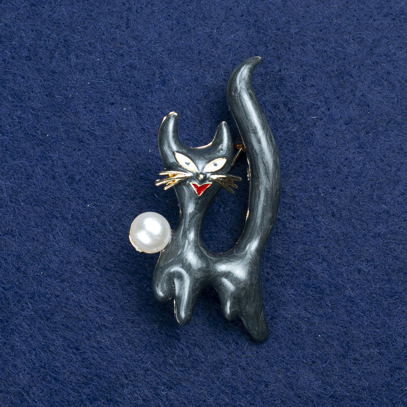 סיכת תכשיט «חתלתולה» ממתכת זהובה, אמייל וחרוז 50×26 מ״מ +