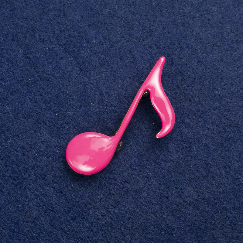 סיכת תכשיט «תו» מממתכת זהובה ואמייל 25×45 מ״מ +