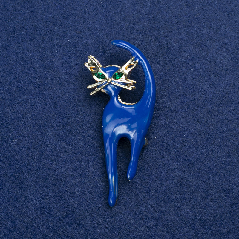 סיכת תכשיט «חתלתול» ממתכת זהובה, אמייל וסטרזים 45×40 מ״מ +