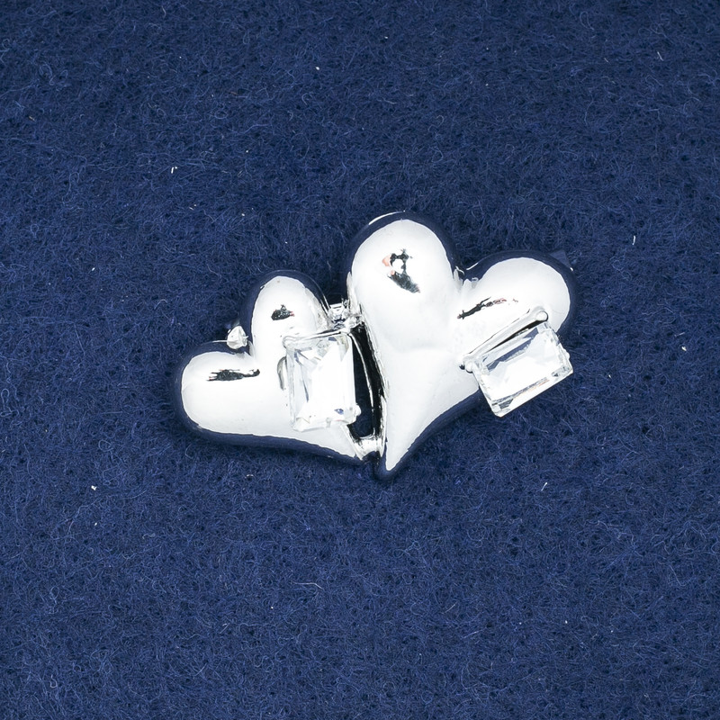 סיכת לב מתכת כסופה עם גבישים 38×24 מ״מ +